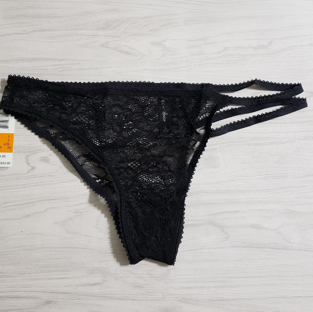 3 for $18 🎉 Peek-a-Cheek lacy black panties